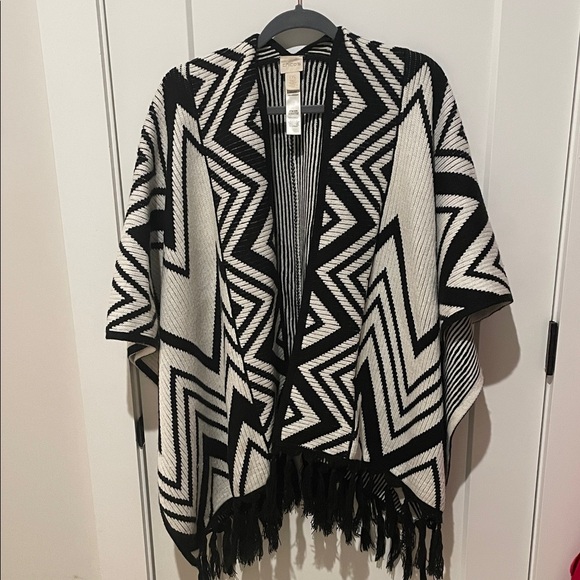 Chico's Black and White Geometric Cape - Picture 1 of 4